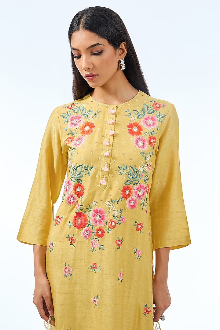 Dusky Yellow Silk Kurta Set by Shilpa Karnavat at Pernia's Pop Up Shop