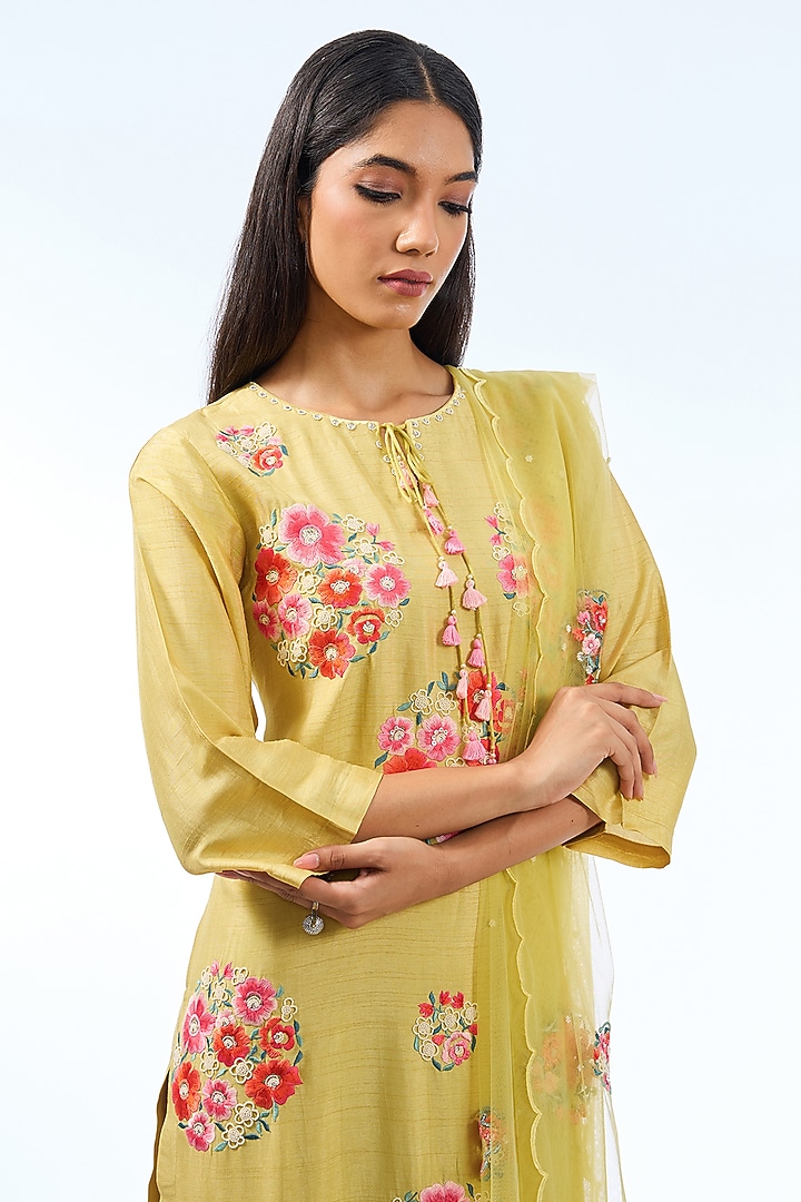 Dusky Yellow Silk Kurta Set by Shilpa Karnavat at Pernia's Pop Up Shop