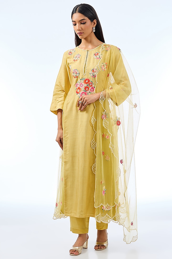 Dusky Yellow Silk Kurta Set by Shilpa Karnavat at Pernia's Pop Up Shop