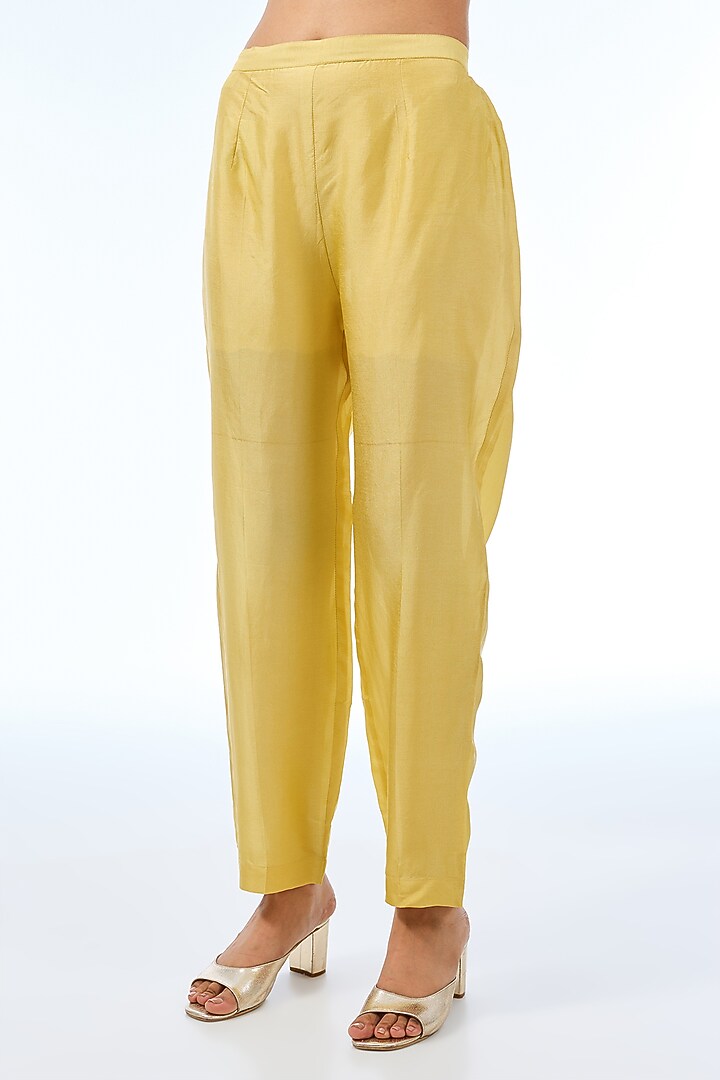 Dusky Yellow Silk Kurta Set by Shilpa Karnavat at Pernia's Pop Up Shop