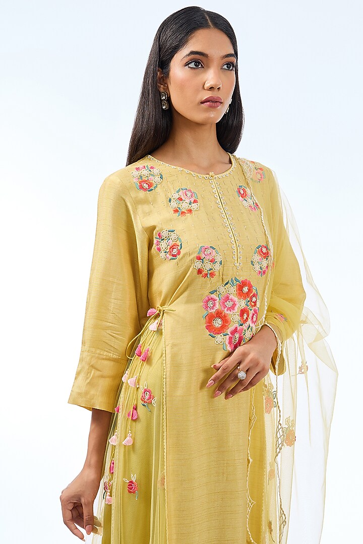Dusky Yellow Silk Kurta Set by Shilpa Karnavat at Pernia's Pop Up Shop