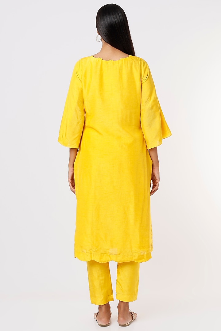 Yellow Dola Silk Kurta Set by Shristi Chetani at Pernia's Pop Up Shop