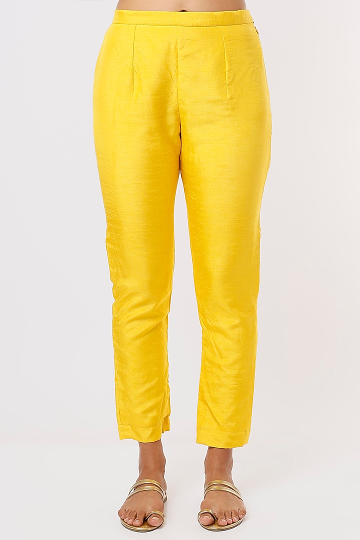 Yellow Dola Silk Kurta Set by Shristi Chetani at Pernia's Pop Up Shop