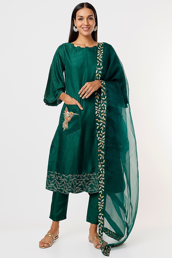 Emerald Green Dola Silk Kurta Set by Shristi Chetani at Pernia's Pop Up Shop