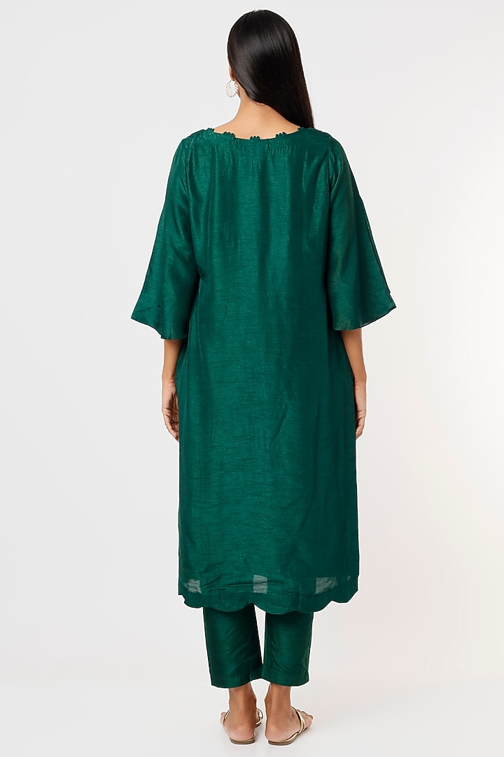 Emerald Green Dola Silk Kurta Set by Shristi Chetani at Pernia's Pop Up Shop