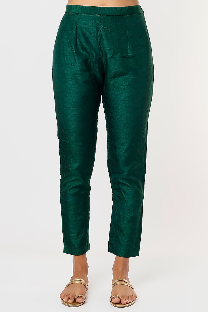 Emerald Green Dola Silk Kurta Set by Shristi Chetani at Pernia's Pop Up Shop