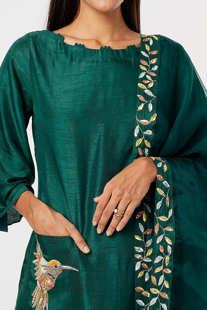 Emerald Green Dola Silk Kurta Set by Shristi Chetani at Pernia's Pop Up Shop