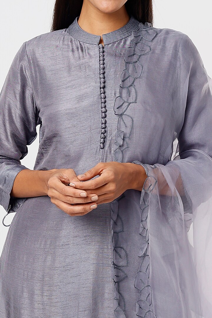 Grey Embroidered Kurta Set by Shristi Chetani at Pernia's Pop Up Shop