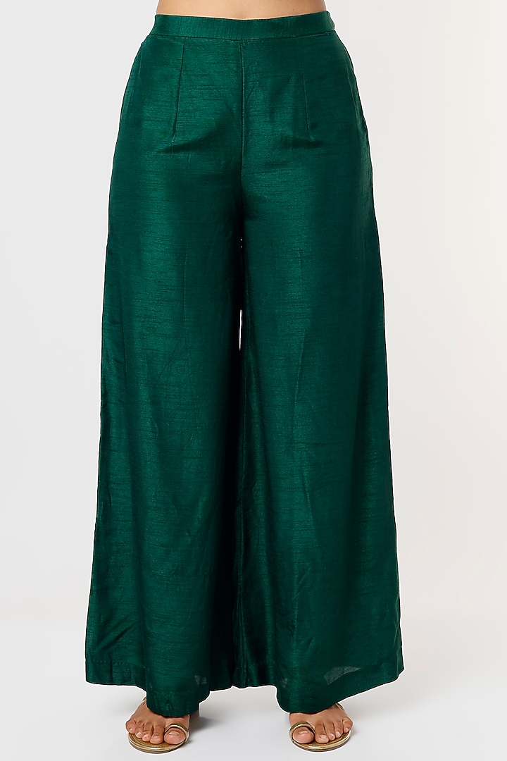 Emerald Green Embroidered Kurta Set by Shristi Chetani at Pernia's Pop Up Shop