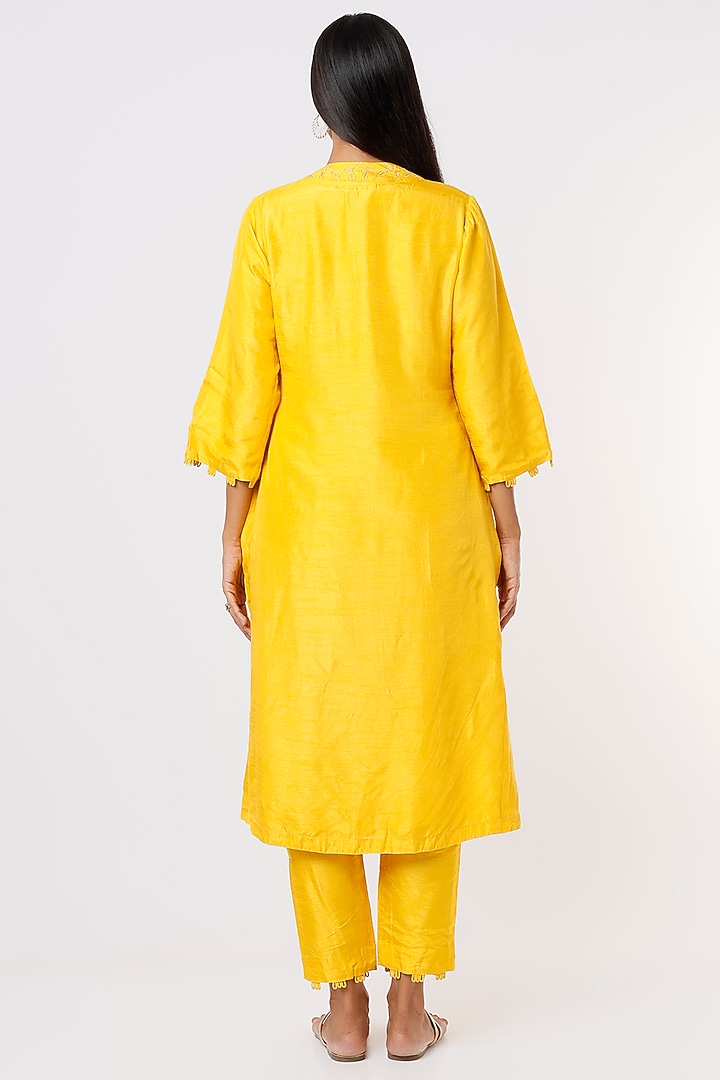 Yellow Embroidered Kurta Set by Shristi Chetani at Pernia's Pop Up Shop