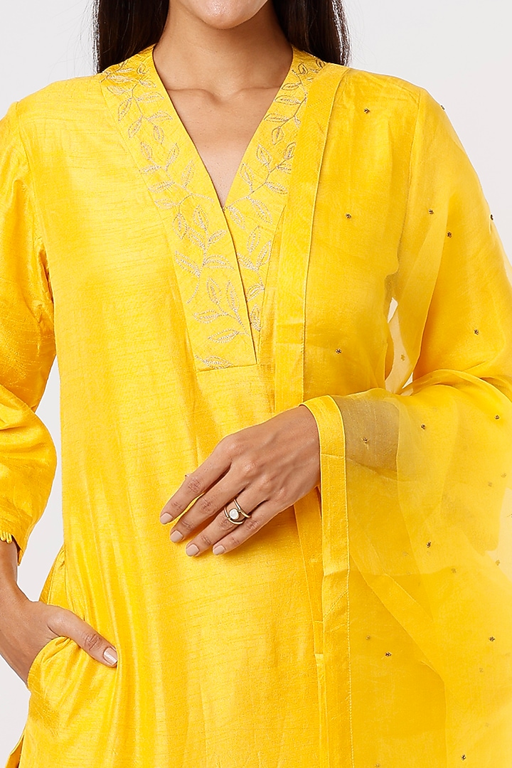 Yellow Embroidered Kurta Set by Shristi Chetani at Pernia's Pop Up Shop