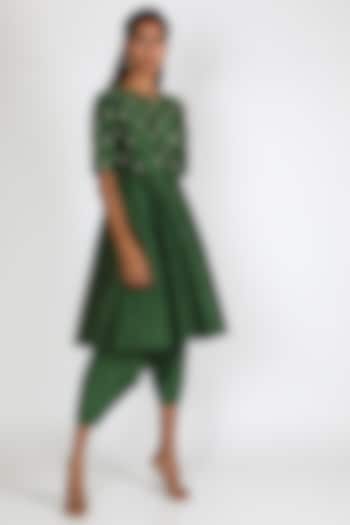 Emerald Green Embroidered Kurta Set by Shristi Chetani at Pernia's Pop Up Shop