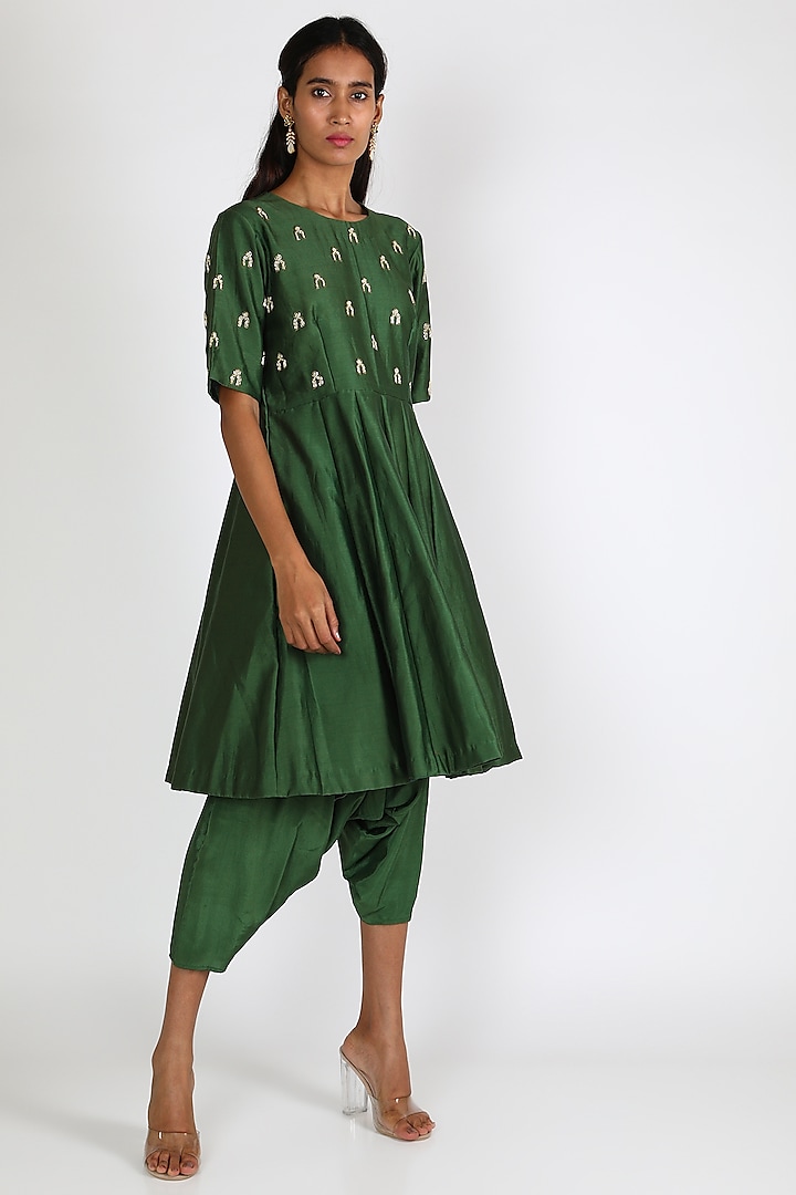Emerald Green Embroidered Kurta Set by Shristi Chetani at Pernia's Pop Up Shop