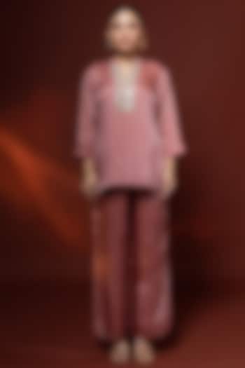 Pink Bemberg Satin Organza Mirror Embroidered Kurta Set by Shristi Chetani at Pernia's Pop Up Shop