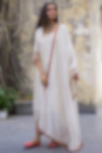 White Chanderi & Tissue Silk Embroidered Kurta Set by Sarang Kaur at Pernia's Pop Up Shop