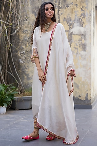 White Chanderi & Tissue Silk Embroidered Kurta Set by Sarang Kaur