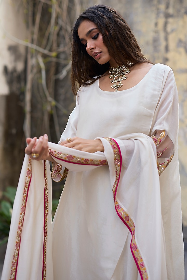 White Chanderi & Tissue Silk Embroidered Kurta Set by Sarang Kaur at Pernia's Pop Up Shop