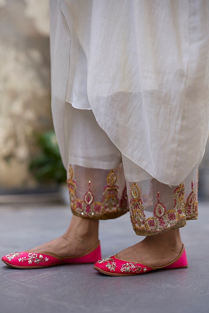 White Chanderi & Tissue Silk Embroidered Kurta Set by Sarang Kaur at Pernia's Pop Up Shop