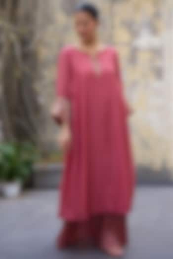 Pink Chanderi Silk Embroidered Kurta Set by Sarang Kaur at Pernia's Pop Up Shop