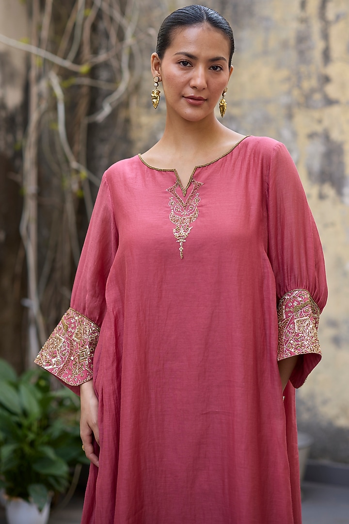 Pink Chanderi Silk Embroidered Kurta Set by Sarang Kaur at Pernia's Pop Up Shop