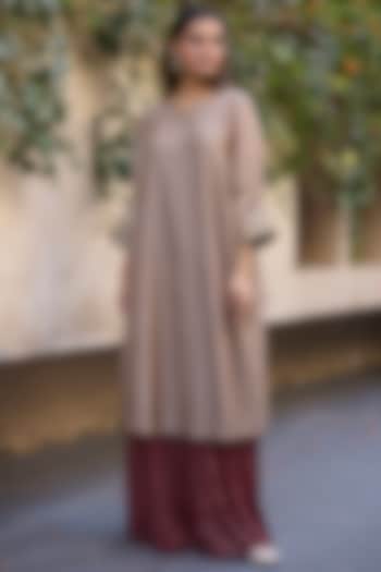 Grey Chanderi Silk Embroidered Kurta Set by Sarang Kaur at Pernia's Pop Up Shop