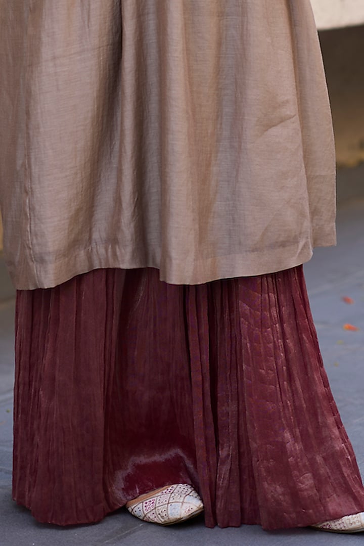 Grey Chanderi Silk Embroidered Kurta Set by Sarang Kaur at Pernia's Pop Up Shop