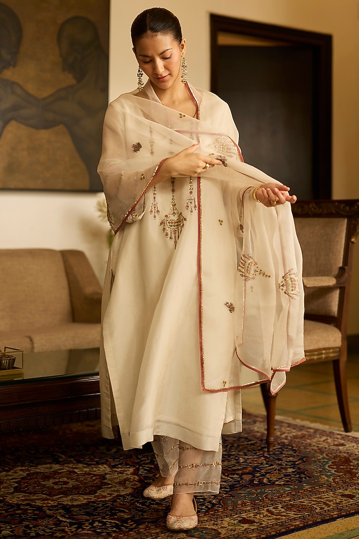 White Tissue Silk Embroidered Kurta Set by Sarang Kaur at Pernia's Pop Up Shop