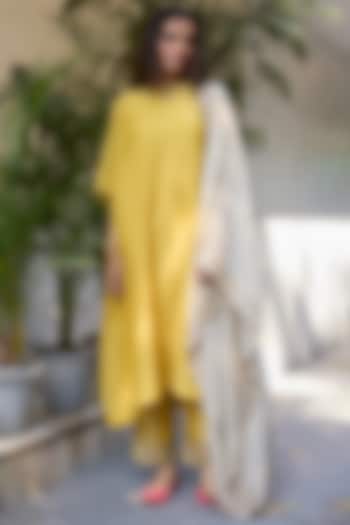 Yellow & Grey Chanderi Silk Embroidered Kurta Set by Sarang Kaur at Pernia's Pop Up Shop