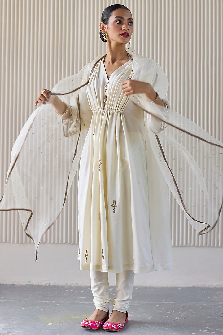 White Chanderi Silk Zardosi Hand Embroidered Kurta Set by Sarang Kaur at Pernia's Pop Up Shop