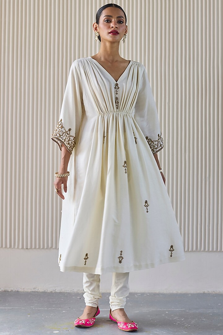 White Chanderi Silk Zardosi Hand Embroidered Kurta Set by Sarang Kaur at Pernia's Pop Up Shop