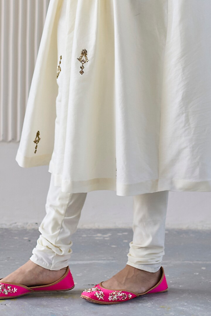 White Chanderi Silk Zardosi Hand Embroidered Kurta Set by Sarang Kaur at Pernia's Pop Up Shop
