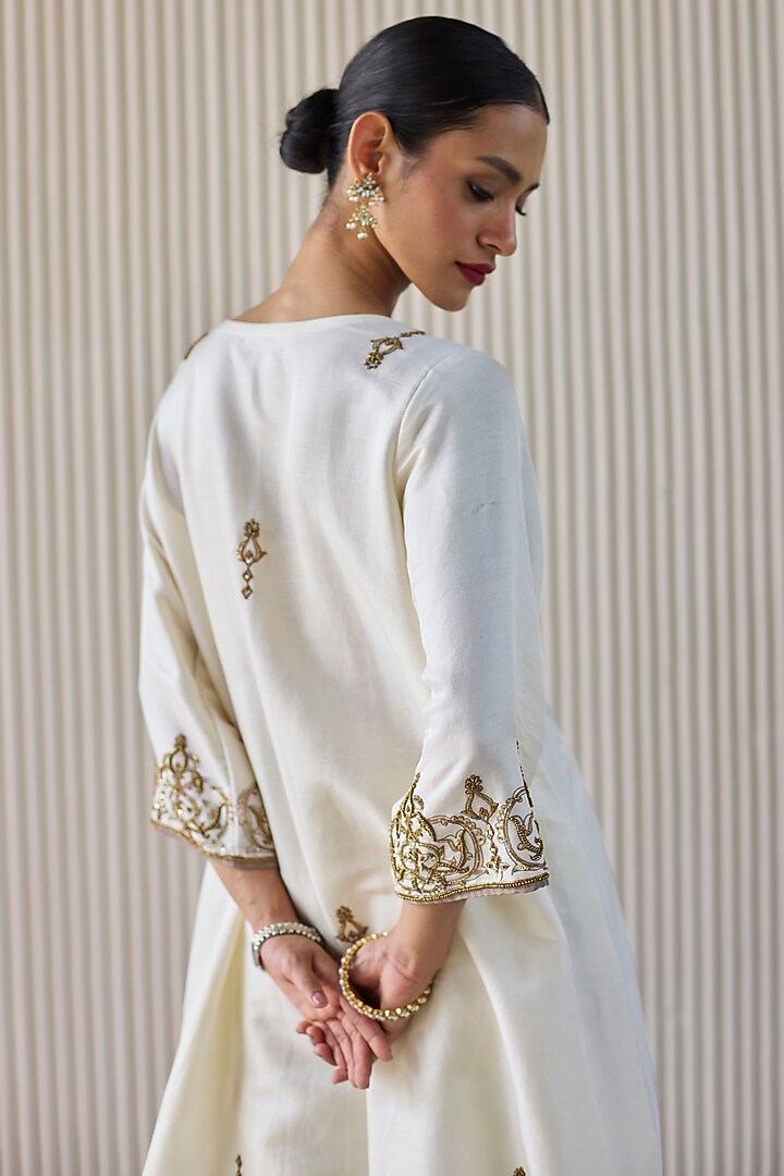 White Chanderi Silk Zardosi Hand Embroidered Kurta Set by Sarang Kaur at Pernia's Pop Up Shop