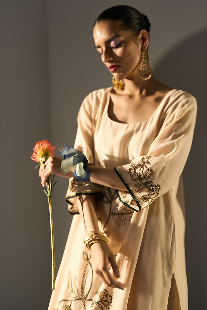 Cream Chanderi Silk Hand Embroidered Kurta Set by Sarang Kaur at Pernia's Pop Up Shop