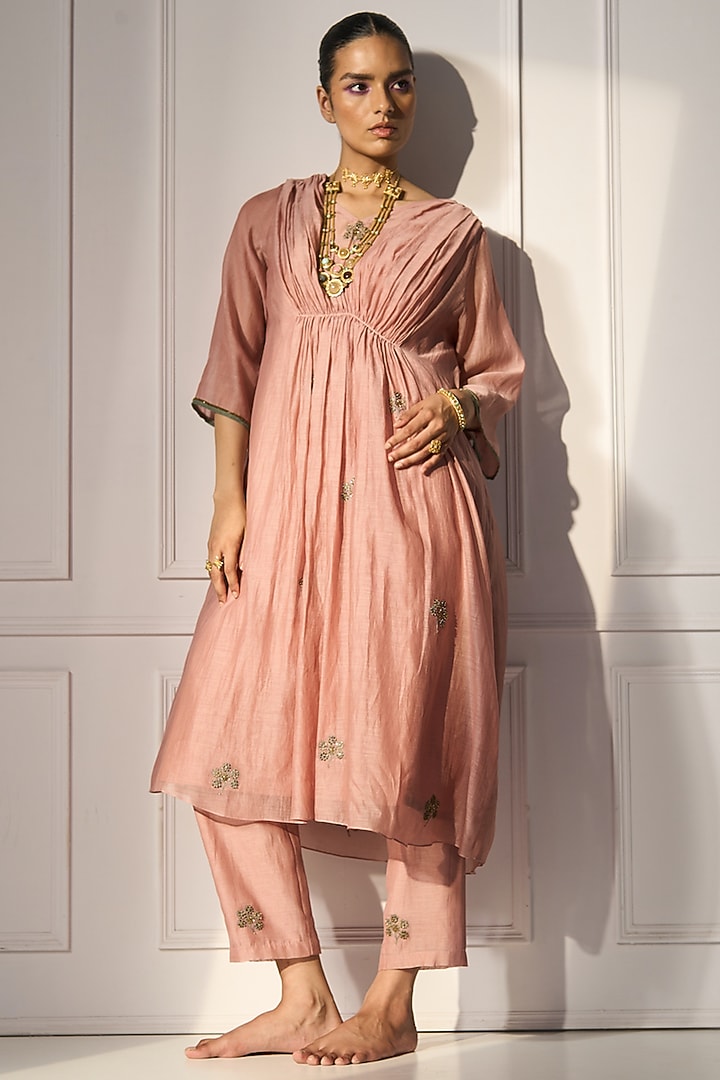 Pink Chanderi Silk Hand Embroidered Kurta Set by Sarang Kaur at Pernia's Pop Up Shop