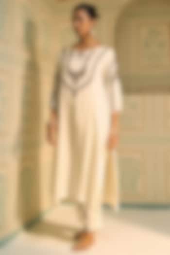 White Satin Georgette Hand Embroidered Kurta Set by Sarang Kaur at Pernia's Pop Up Shop