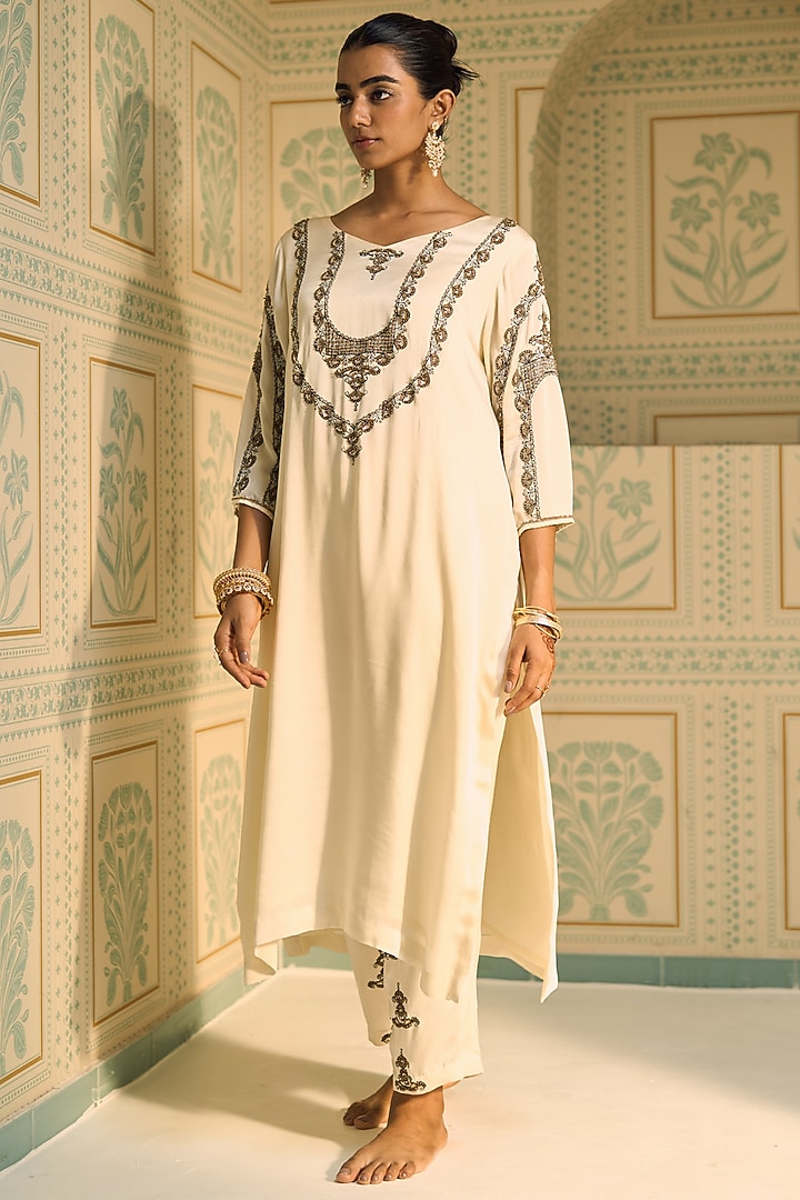 White Satin Georgette Hand Embroidered Kurta Set by Sarang Kaur at Pernia's Pop Up Shop