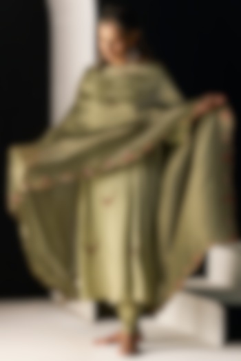 Green Satin Silk Hand Embroidered Kurta Set by Sarang Kaur at Pernia's Pop Up Shop