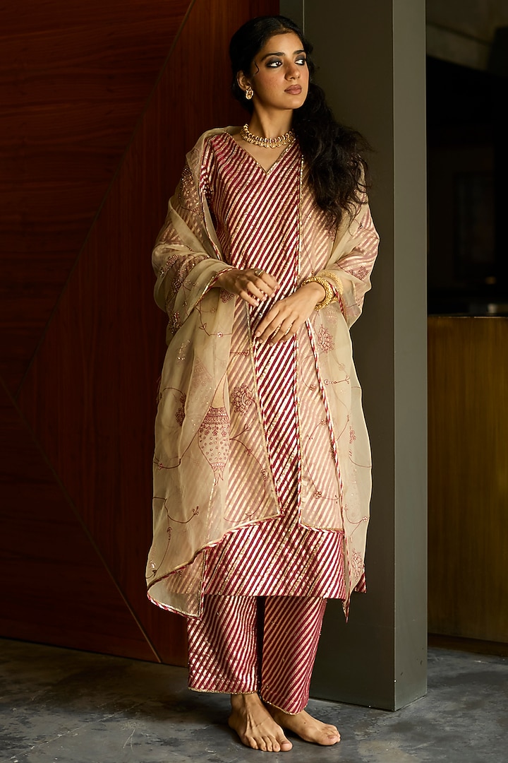 Red & Peach Banarasi Chanderi Embroidered Kurta Set by Sarang Kaur at Pernia's Pop Up Shop