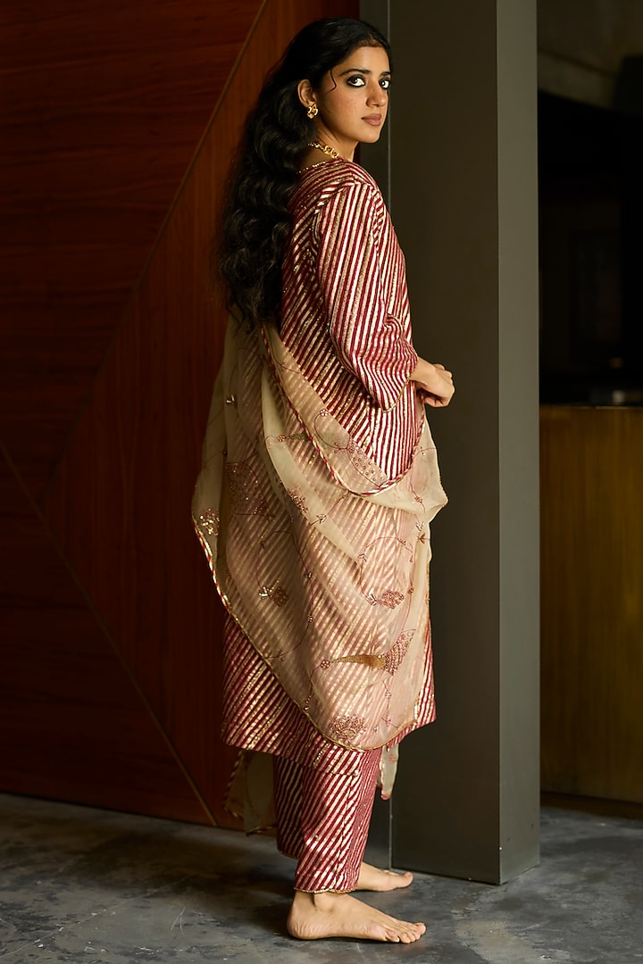 Red & Peach Banarasi Chanderi Embroidered Kurta Set by Sarang Kaur at Pernia's Pop Up Shop
