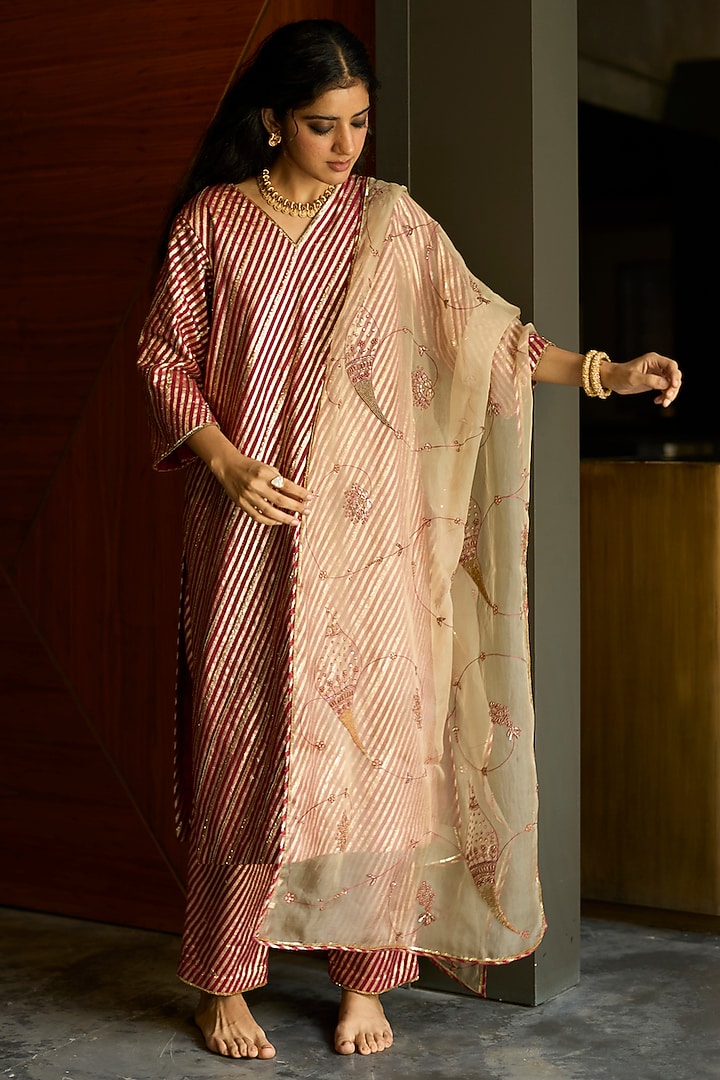 Red & Peach Banarasi Chanderi Embroidered Kurta Set by Sarang Kaur at Pernia's Pop Up Shop
