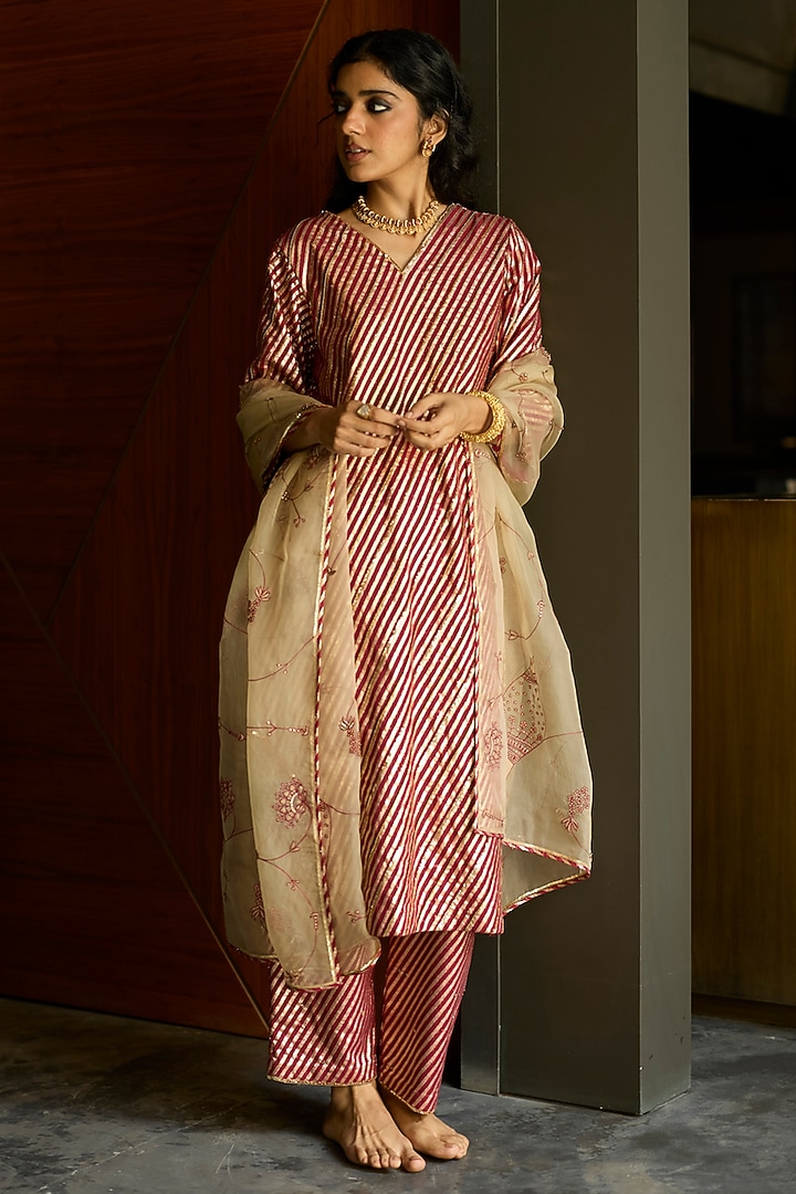 Red & Peach Banarasi Chanderi Embroidered Kurta Set by Sarang Kaur at Pernia's Pop Up Shop