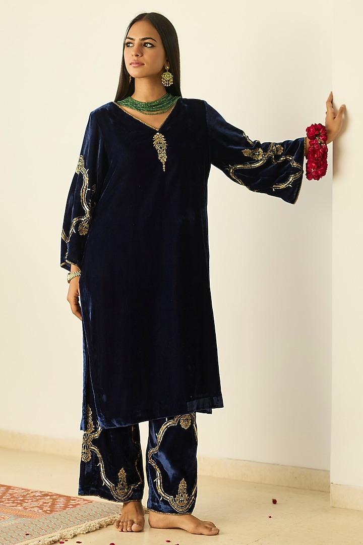 Blue Velvet Hand Embroidered Kurta Set by Sarang Kaur at Pernia's Pop Up Shop