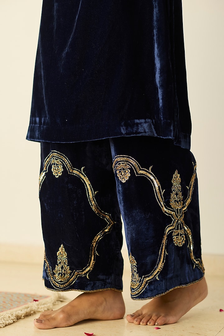 Blue Velvet Hand Embroidered Kurta Set by Sarang Kaur at Pernia's Pop Up Shop