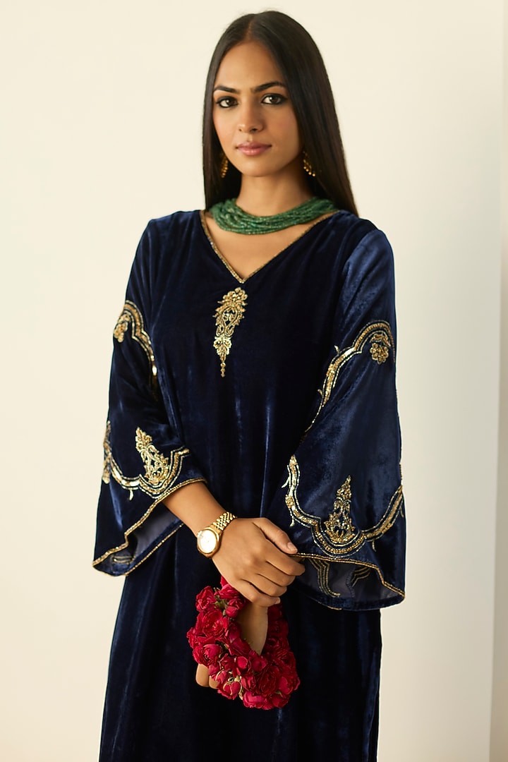Blue Velvet Hand Embroidered Kurta Set by Sarang Kaur at Pernia's Pop Up Shop