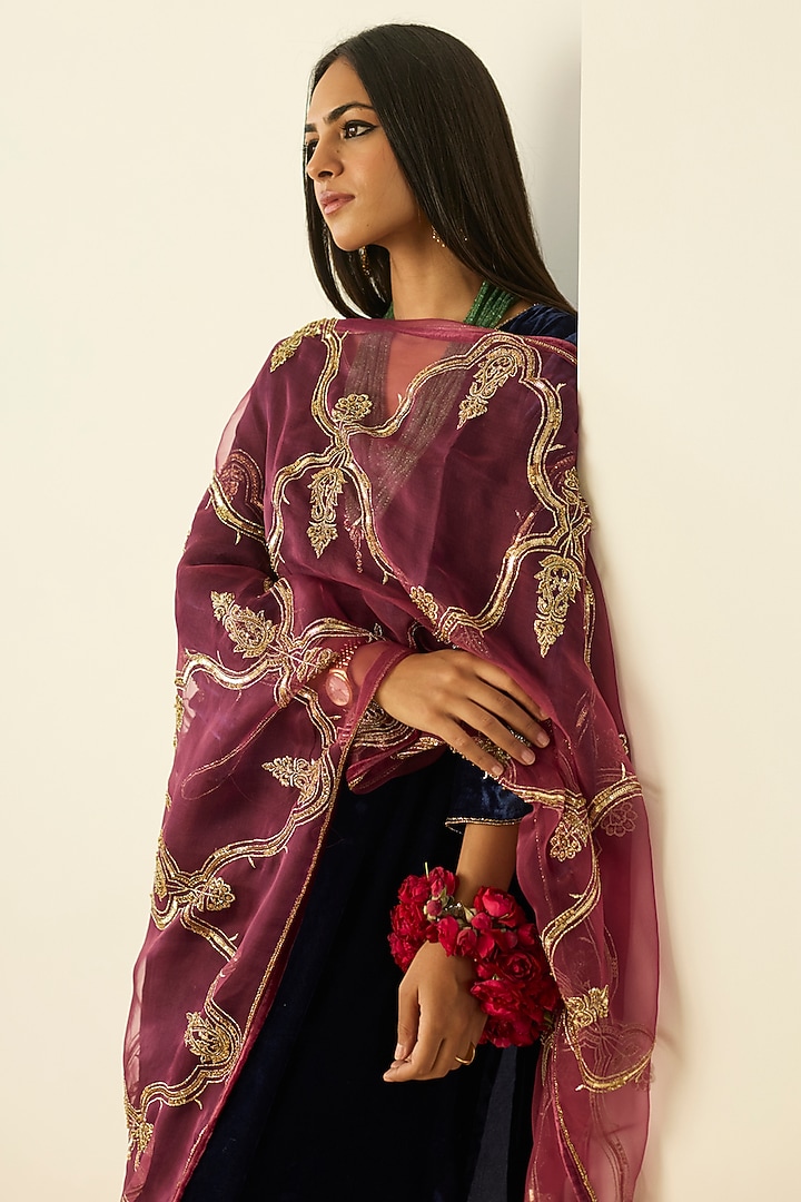 Blue Velvet Hand Embroidered Kurta Set by Sarang Kaur at Pernia's Pop Up Shop