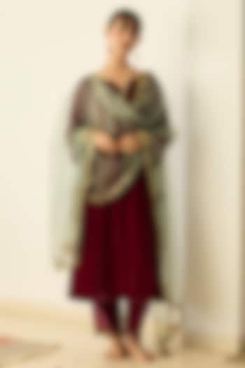 Pink Velvet Hand Embroidered Kurta Set by Sarang Kaur at Pernia's Pop Up Shop