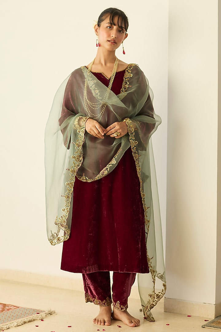 Pink Velvet Hand Embroidered Kurta Set by Sarang Kaur at Pernia's Pop Up Shop