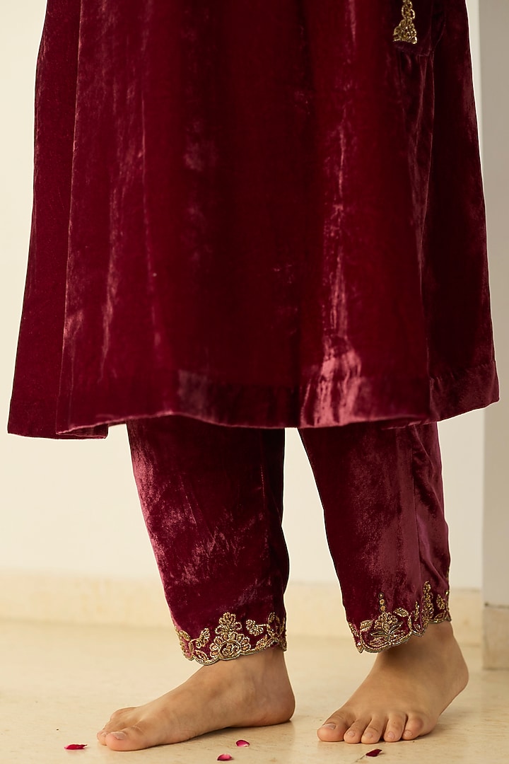 Pink Velvet Hand Embroidered Kurta Set by Sarang Kaur at Pernia's Pop Up Shop