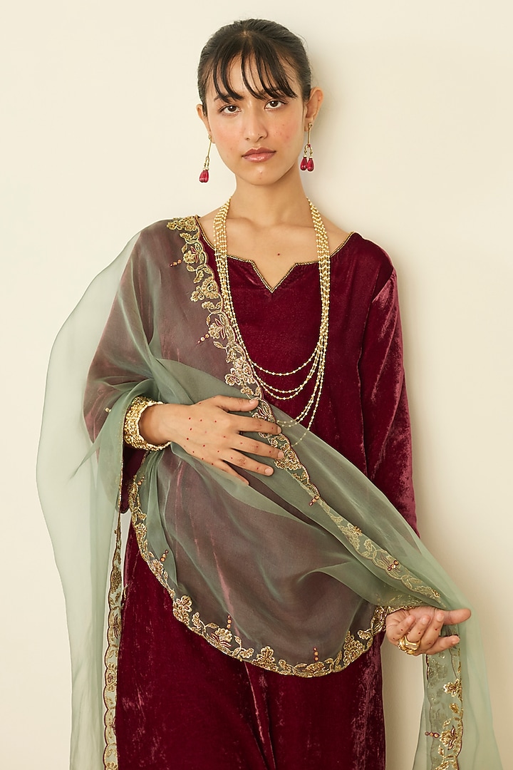 Pink Velvet Hand Embroidered Kurta Set by Sarang Kaur at Pernia's Pop Up Shop