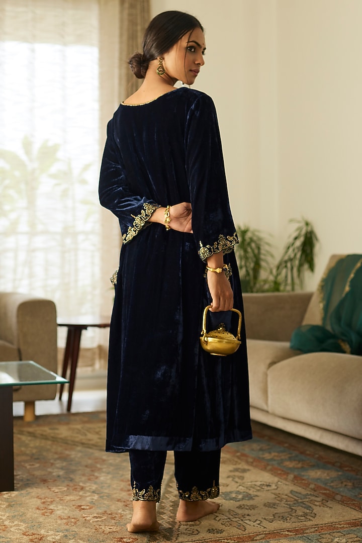 Blue Velvet Hand Embroidered Kurta Set by Sarang Kaur at Pernia's Pop Up Shop